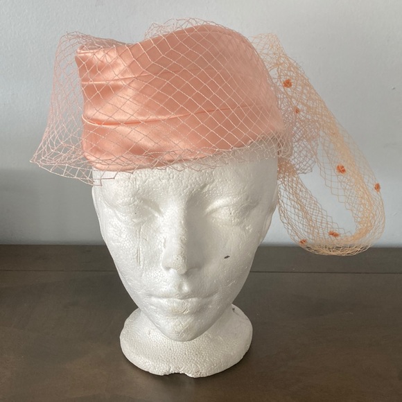 Vintage peach hat with veil - Picture 3 of 13